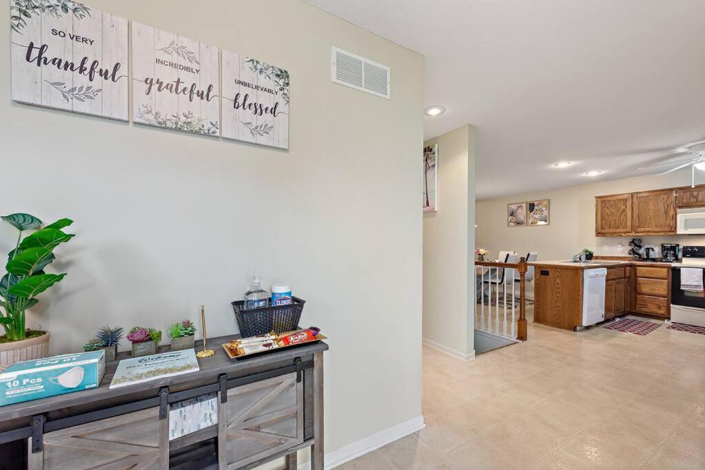 Beautiful Townhome, 11 Minutes To Downtown, Kcmo. Kansas City Luaran gambar
