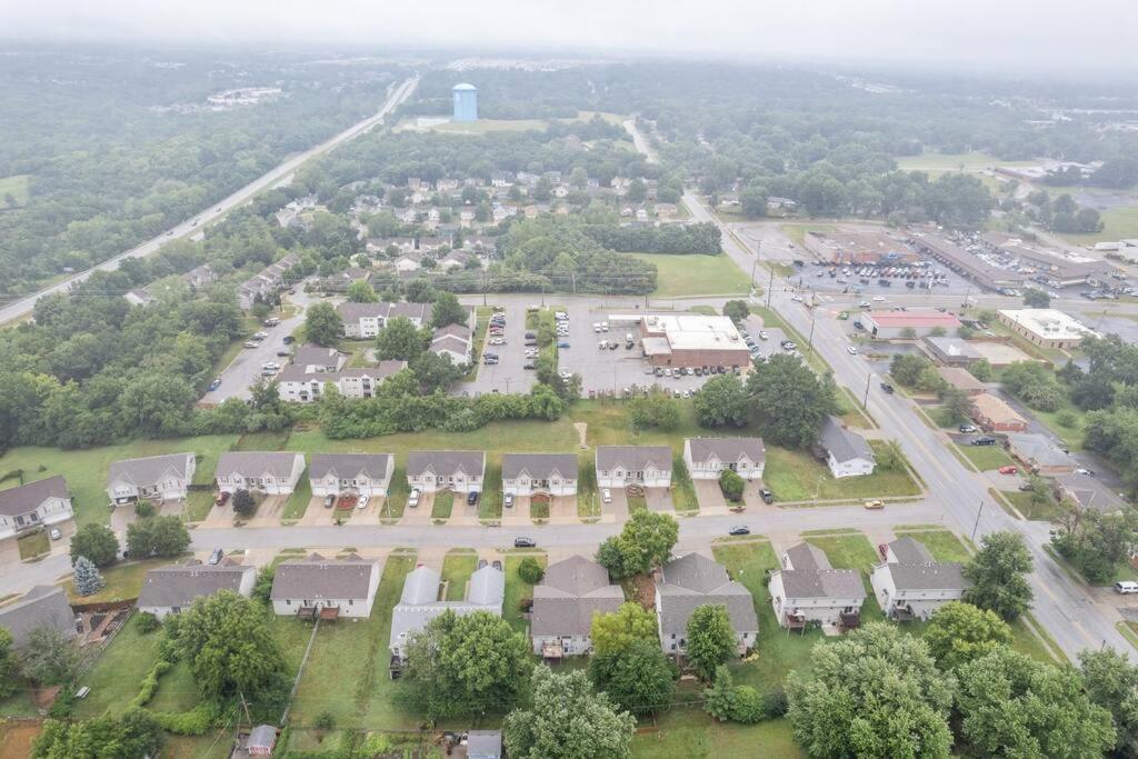 Beautiful Townhome, 11 Minutes To Downtown, Kcmo. Kansas City Luaran gambar