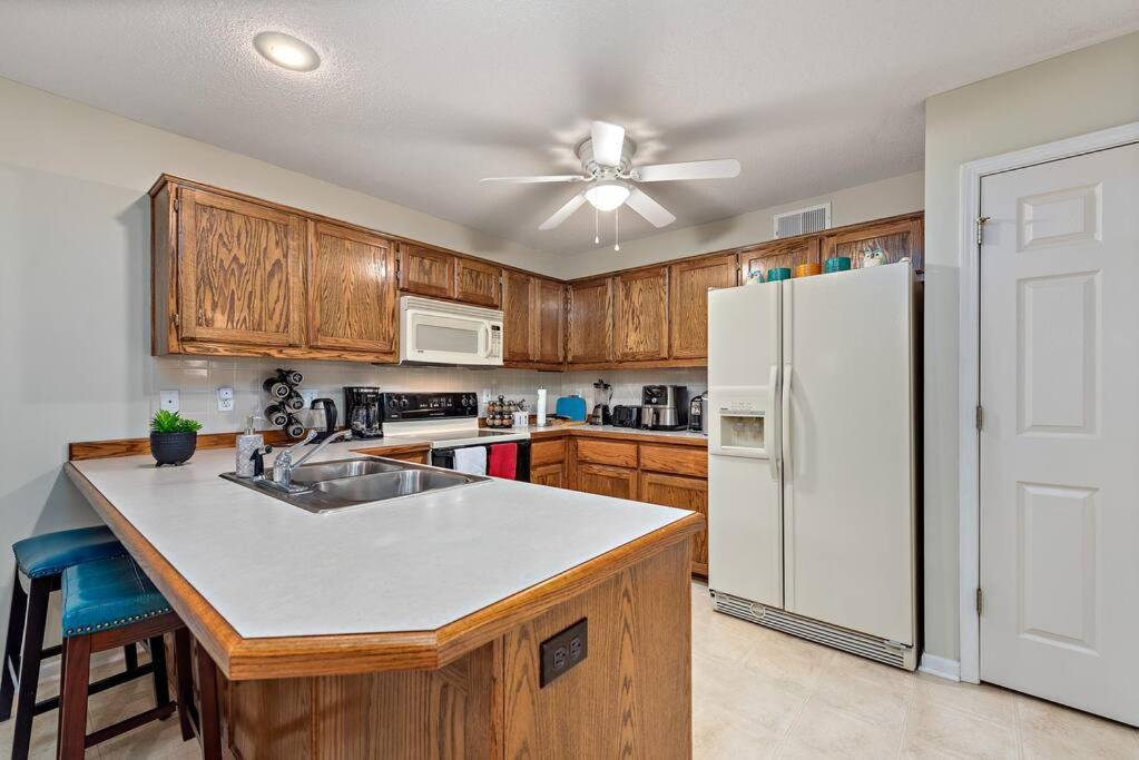 Beautiful Townhome, 11 Minutes To Downtown, Kcmo. Kansas City Luaran gambar