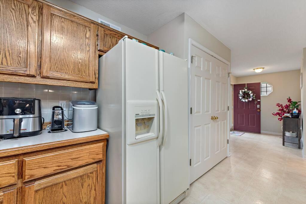 Beautiful Townhome, 11 Minutes To Downtown, Kcmo. Kansas City Luaran gambar