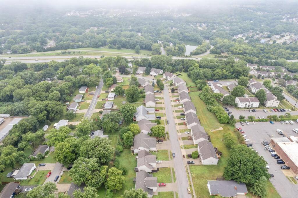 Beautiful Townhome, 11 Minutes To Downtown, Kcmo. Kansas City Luaran gambar