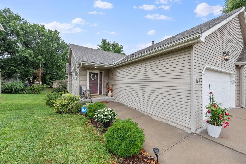Beautiful Townhome, 11 Minutes To Downtown, Kcmo. Kansas City Luaran gambar