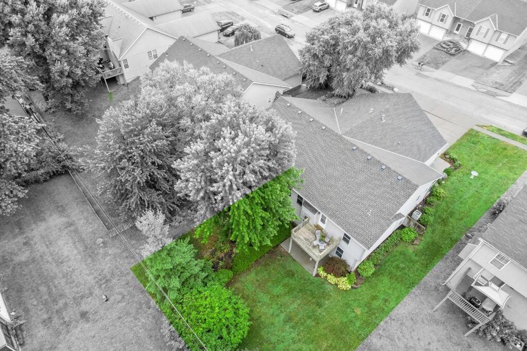 Beautiful Townhome, 11 Minutes To Downtown, Kcmo. Kansas City Luaran gambar